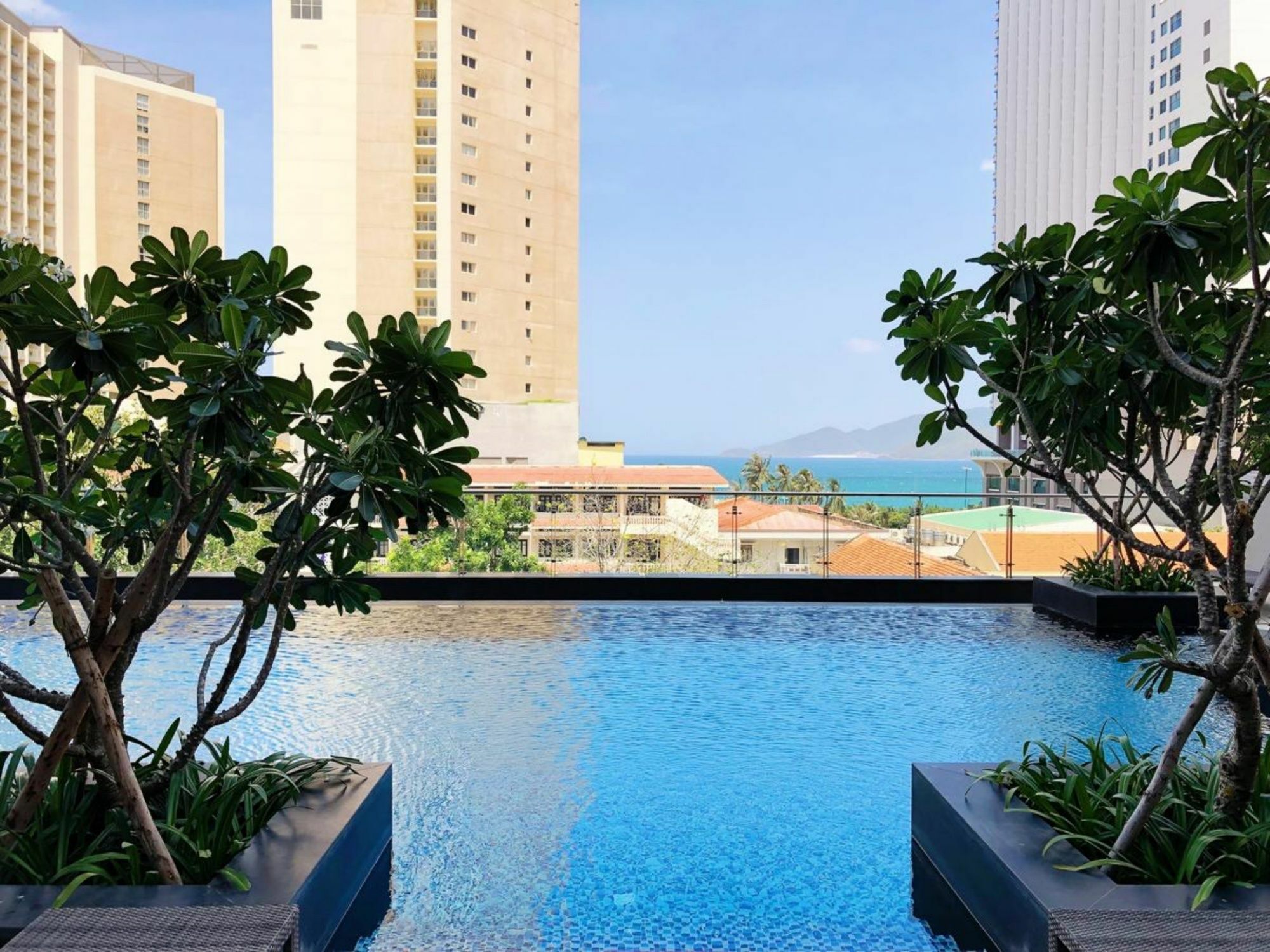 Parama Apartments Balcony Beachfront ニャチャン エクステリア 写真